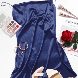 Siden klänning  - Siden klänning från ZAFUL i marinblå, endast använd en gång. Säljes för 75kr + frakt 💙