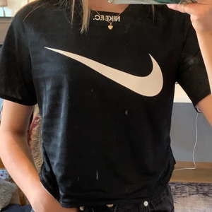 Tränings tröja! - En tränings tröja som man kan ha både hållen, svart eller vit, storlek xs-s, märke Nike! Köpt för 200kr super fint skick 