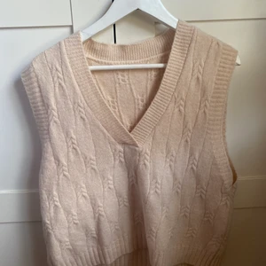 Stickad väst  - Beige stickad väst, använd en gång. Säljes för 60kr + frakt 