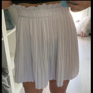 VIT KJOL NAKD - Vit kjol från NAKD. Knappt använd. Fraktas men köparen står för frakt/möts i borås