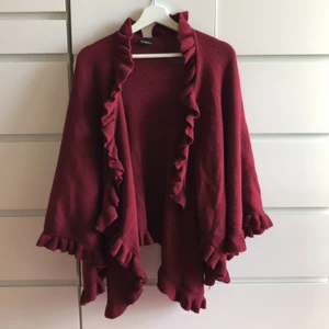 Poncho/kofta - Vinröd poncho med volang