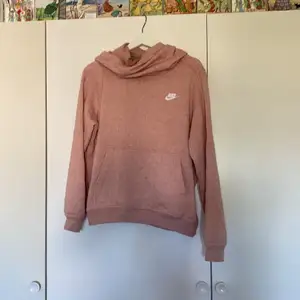 Rosa Hoodie från Nike i storlek MEDIUM. Plagget tvättas innan det skickas iväg 