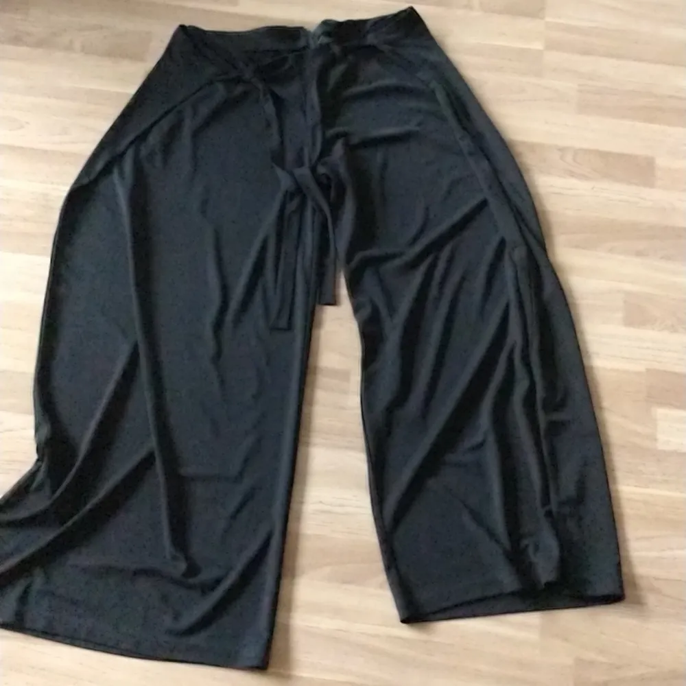 Efter som jag aldrig använder dom så är det bäst att sälja. Svarta kostym byxor i storlek 44/XL från Lindex. Svarta band runt byxorna medföljer! . Jeans & Byxor.