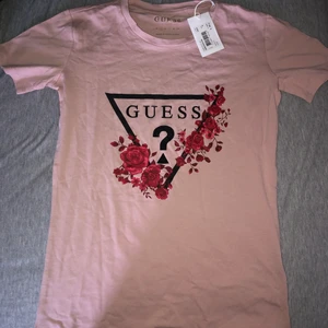 Guess T-shirt (strl S) - Jätte fin Guess T-shirt i bra skick! Inte använt alls.
