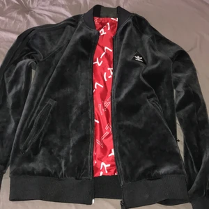 Adidas bomber/kofta - Adidas bomber/kofta . Svart . Storlek 34. Adidas collaboration med Pharrell Williams