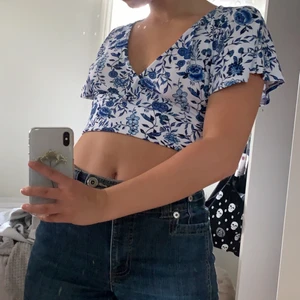 Topp xs hm - En jätte fin topp med öppen rygg från hm i storlek xs. Passar nog S också då knuten går att justera. Nypris 200kr. Skriv för bättre bilder