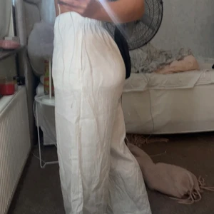 Linnebyxor  - Linnebyxor från märket Oysho. Köpte dessa för ngr veckor sen (har använt cirka 5 ggr) säljer då dem är ganska stora på mig, skicket är jätte bra och dem är väldigt sköna och fina. Nypris va 499kr 