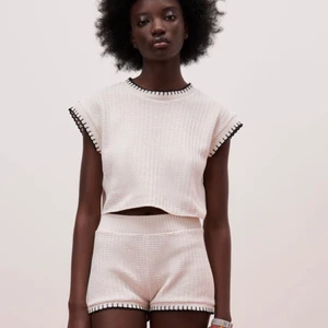 Virkad tröja - Säljer tröjan på bilden! Aldrig använd med prislapp kvar. Hör av er vid frågor😁😁