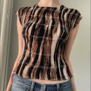 Djurmönstrad top - En zebra/tigermönstrad top med ett typ skrovligt material? Lägger sig så extremt fint mot kroppen och är jättestrechig. Jag fick denna av min mamma för jättelänge sen men den används aldrig:-( frakt 37kr💋😽