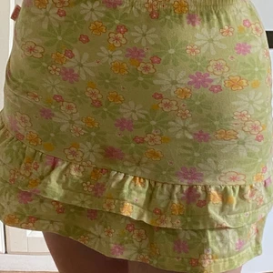 söt y2k mini kjol - säljer den här jätte söta y2k kjolen som är köpt för massa år sedan. Kommer inte till användning längre. Barnstorlek (130) men passar mig som S och mindre. Då det är en väldigt stretchig och har resår i midjan! Köparen står för frakt. 💕 