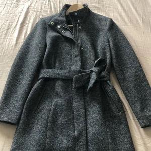 Kappa - En superfin kappa i storlek xs som passar in i höst/vår som jag tidigare hade fått i present. Den är använd fåtal gånger och är i superbra skick som ser ut o vara helt ny. Säljer den för att jag nästan aldrig har använt eftersom den inte passar i storlek. 