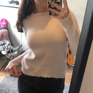 Zadig tröja  - Så söt och mysig ljusrosa cashmere tröja från Zadig&Voltaire! Passar xs-s! Skön i vinter.