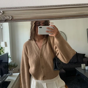 &other stories kofta  - Söt kofta med knappar den & other stories, super söt