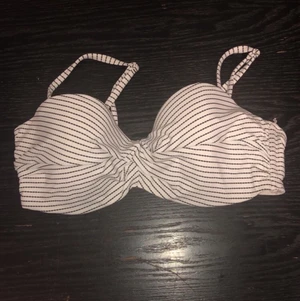 Svart vit bikini - Storlek 40 på underdelen men passar en som har 38 med och överdelen är 75 C. Använd 2 gånger. Säljer bikinin för att överdelen är liten. Betalning sker via Swish eller kontant