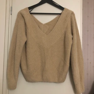 Stickad tröja  - Stickad tröja i storlek L men skulle säga att den mer sitter som M. Men jag är storlek L-XL och denna sitter fint tajt på mig så bror på lite hur man vill att den ska sitta, den är väldigt Stretchig och är som ny knappt använd. Paketet kommer även vara spårbar för dig som köper