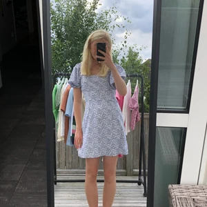 Superfin klänning!!! - Denna klänningen är DRÖM, jätte bekväm och super härlig! Syns verkigen inte igenom tyget är dessutom en underkjol så blir väldigt bekvämt 🧡 Jag är 1,70 och lagom lång men funkar absolut om man är kortare! Bara att skiva för fler frågor ✨