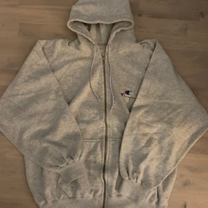 Champion hoodie  - Skit cool vintage zip hoodie från min farmor på 90 talet, äkta och i fint skick. Skulle säga att den sitter på som en L BUDGIVNING AVSLUTAS SNART