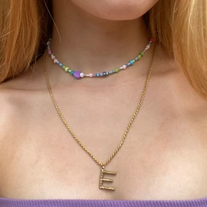 Pärlhalsband flerfärgat handgjort - Säljer supersnygga halsband som är helt unika! Just detta använder många olika färger men vid förfrågan så kan jag såklart ändra till en eller flera olika färger! 💖 Vill man ha låsbara halsband så kostar det 10 kr mer! Skriv för fler frågor 🌸💕