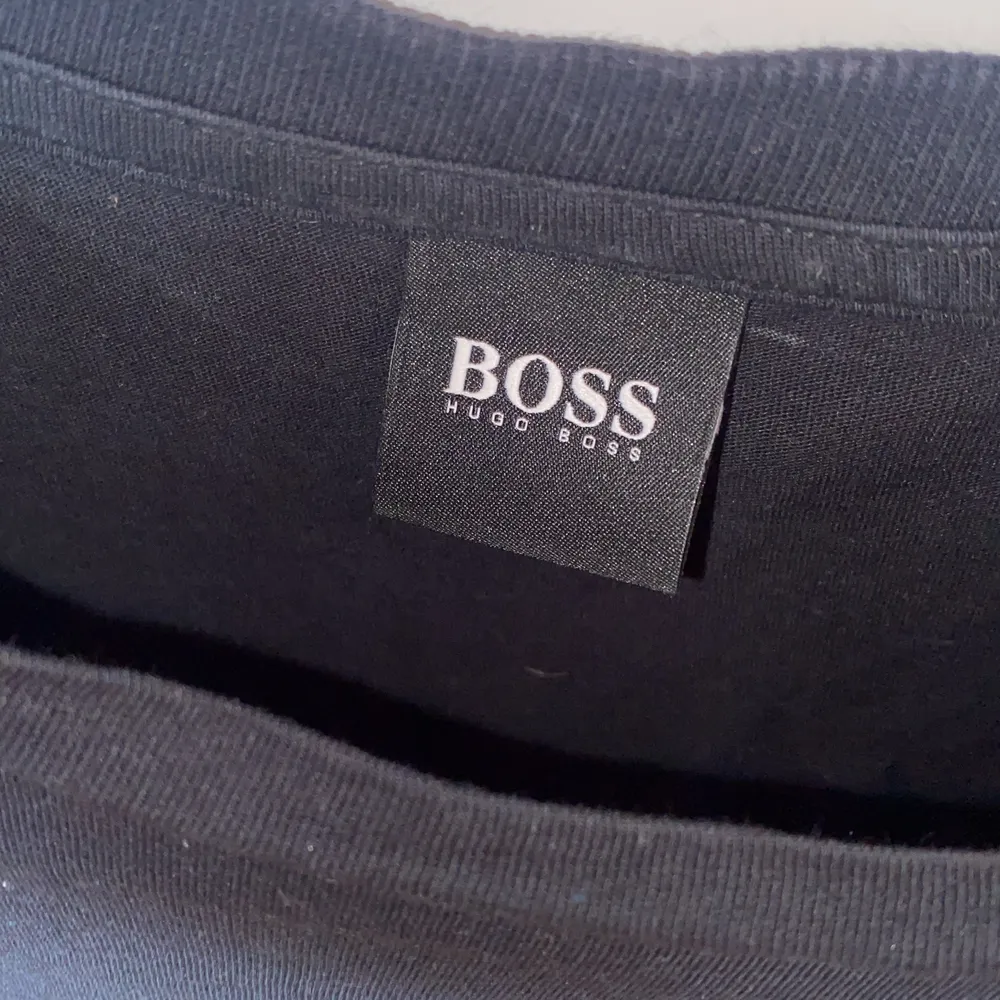 Hugo boss tshirt bra stick inga fläckar eller hål och är knappt använd storlek M. T-shirts.
