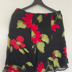 Vintage floral mini skirt - Cute vintage mini skirt I got from second humana, very cute but I never got to wear it since it was too small. still with its tag! 