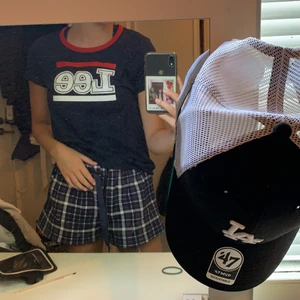 En tröja - Säljer denna tröjan då jag har andra tröjor som jag tycker bättre om. För fler bilder eller frågor är det bara att fråga mig så kan jag fixa det❤️