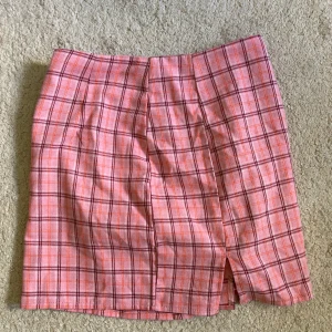 Rutig kjol  - Säljer denna fina kjol pga att den är för liten, men knappt använd! Man kan även ha den som en topp!💖