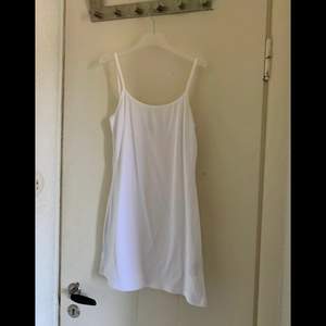 Ett helt vanligt vitt linne/klänning (beroende på hur man vill ha den) från h&m, aldrig använd! Skicka pm för bättre bilder!😁