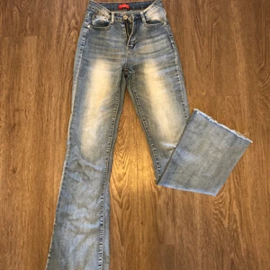 Bootcut jeans - Säljer ett par sjukt snygga ljusblå bootcut jeans då de är för små för mig. Fransigt längst ner på jeansen vilket är väldigt snyggt! Du får själv stå för fraktkostnaden. Buda från 200:- eller kom med förslag på ett pris du vill ge.