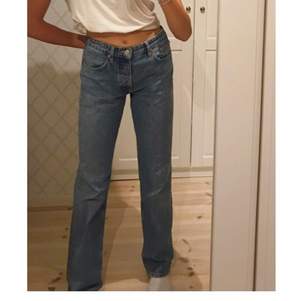 Mid Rise jeans från zara i mycket bra skick, endast använda ett fåtal gånger. Andra och tredje bilden är lånade, men det är likadana jeans på alla bilderna. Jag är 172cm att referera till. Vid några frågor eller intresse av fler bilder på byxorna är det bara att skriva🤍🤍🤍 frakten är spårbar. Man kan köpa direkt för 600+frakt☺️