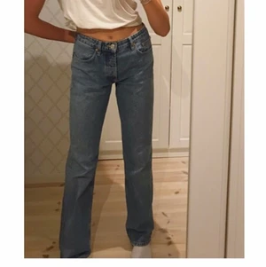 Zara Mid Rise Jean - Mid Rise jeans från zara i mycket bra skick, endast använda ett fåtal gånger. Andra och tredje bilden är lånade, men det är likadana jeans på alla bilderna. Jag är 172cm att referera till. Vid några frågor eller intresse av fler bilder på byxorna är det bara att skriva🤍🤍🤍 frakten är spårbar. Man kan köpa direkt för 600+frakt☺️
