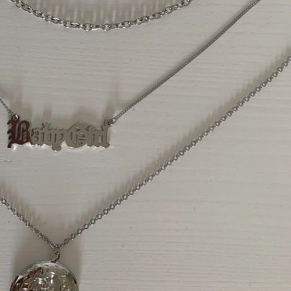 ❗️Ej använda plagg❗️ Silverfärgat halsband med 3 kedjor i samma, text ”babygirl”💗. Accessoarer.