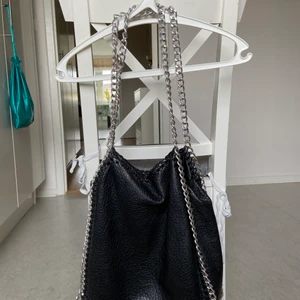 Kedjeväska - Scorett - Kedjeväska i mycket gott skick från scorett borsett från sömmen som har har gått upp lite. Absolut inget som märks när man har på sig väskan och det är något man skulle kunna fixa hemma snabbt och enkelt. 