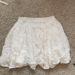 Vit kjol - Vit kjol från Gina☺️ köpt second hand använd 1 gång!