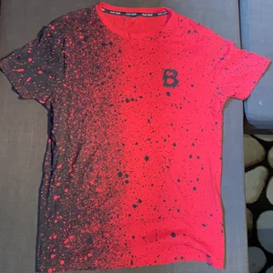 Black squad t-shirt (red and black) - Worn twice. Loose fit. Good condition.