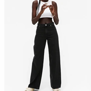 Yoko jeans monki - Jag säljer dessa jeans som jag använt 1 gång. Säljer dessa då de inte riktigt kommer till användning! Dessa är från monki  och är i väldigt fint skick!💗