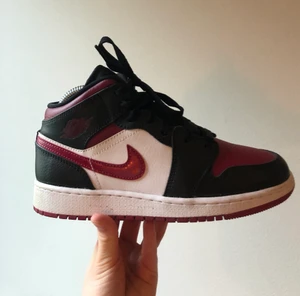 Air Jordan 1 MID - Säljer mina Air Jordan 1 mid i storlek 37.5 💕 Köpta i Nederländerna för 2 år sen, men enbart använda ett par gånger. Skorna kommer i lådan.                                    Frakt tillkommer och budgivningen är möjligt <3
