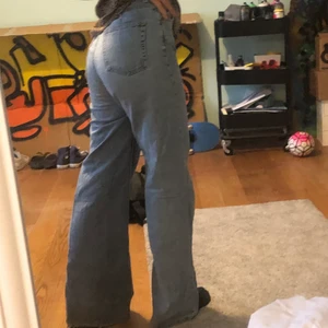 Baggy jeans - Säljer dom här jättetrendiga baggy jeansen från weekday! Dom kommer tyvärr inte till användning längre. Jag är 165 och de sitter jättebra i längden. Skriv om ni undrar nåt. Läs min bio💕