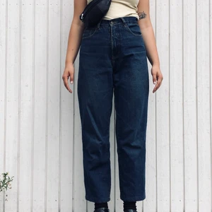 Mörkblå vida jeans - Riktigt bekväma och snygga jeans. Bra skick. Högmidjade och passar mig bra som är 169cm lång och har strl 36/38