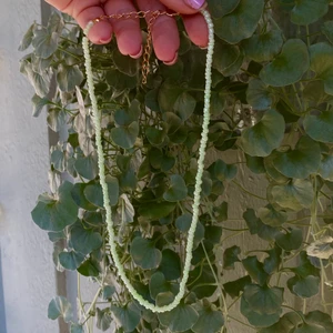 Halsband - Grönt pärlhalsband som jag säljer för 25kr+12kr frakt✨