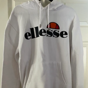 Ellesse hoodie - Vit hoodie från ellesse i fint skick. Storlek 38 men skulle säga att den passar xs/s! ❤️