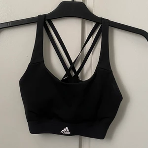 Adidas träningstopp - Säljer pga att den är för liten. Storlek 32💛💓Börja buda vid 75kr