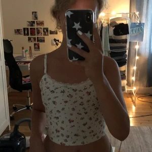 Blommigt linne - Blommigt linne från shein! Stl s men väldigt stretchigt skulle jag säga. 50 kr + frakt 