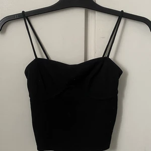 Svart linne - Från gina. Säljer pga jag har liknande 💕💛👩🏽‍🎤Börja buda vid 50kr