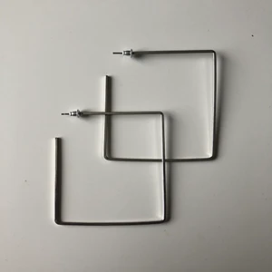 Stora örhängen - Stora örhängen i form av fyrkant. Inte använda. Köparen står för frakten. 