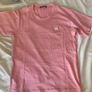 Acne t shirt rosa  - Nästan helt ny acne t shirt i storlek S (overzised). Använd 2-3 gånger endast. Nypris 999kr mitt pris 650kr