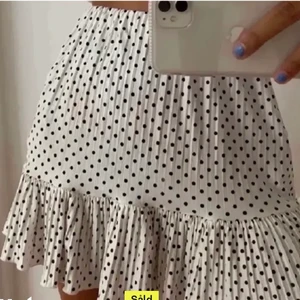 Zara slutsåld kjol!  - Säljer en jättefin zara kjol i str S/M som jag skulle säga är en onesize då den är stretchig:) Kjolen är i väldigt bra skick och säljes pga jag behöver pengarna! Buda eller köp direkt för 300 kr! Säljer vid bra bud😁