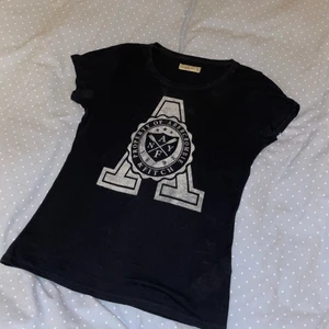 Abercrombie&Fitch T-Shirt - Fin knappt använd t-shirt från Abercrombie and Fitch i strl XS!