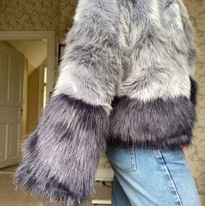 Lila grå pälsjacka❤️ - Skitsnygg lila pälsjacka från Zara. Endast använd 2 gånger och därmed i princip ny. Den kostade 900 när jag köpte den och säljer den nu för 500, frakt ingår i det priset. Hör av er vid intresse för fler bilder! 