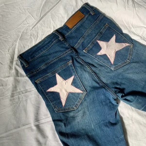 Trendiga jeans - Super coola flare jeans med stjärnor i ljusrosa/vit-glansigt tyg💕 trendiga och använda endast några få gånger. har själv gjort dessa och köparen står för frakt, dessa passar S och är midrise.
