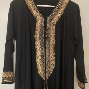En abaya/klänning i storlek S men den är mer som en XS. Den är köpt från syrien och har fina guldiga detaljer. Helt ny!                    Om ni har frågor eller vill ha flera bilder kontakta mig!                    Köparen står för frakten!